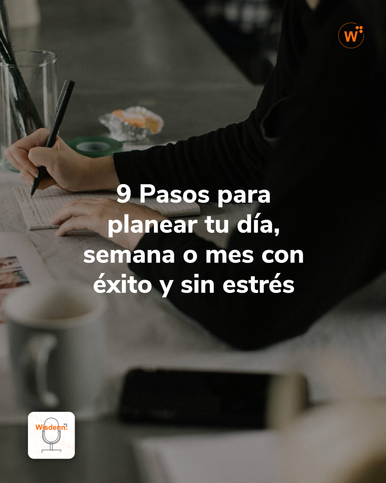 Persona planeando su día con agenda y computadora en entorno laboral